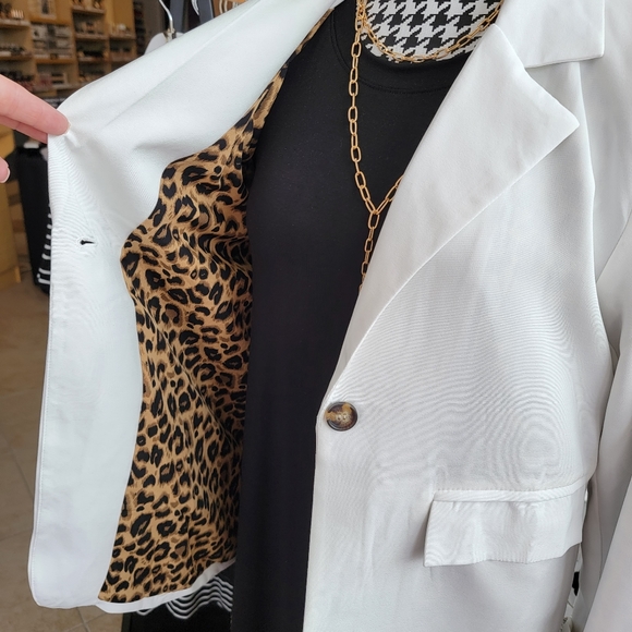 Brielle Blazer in White - Picture 2 of 4